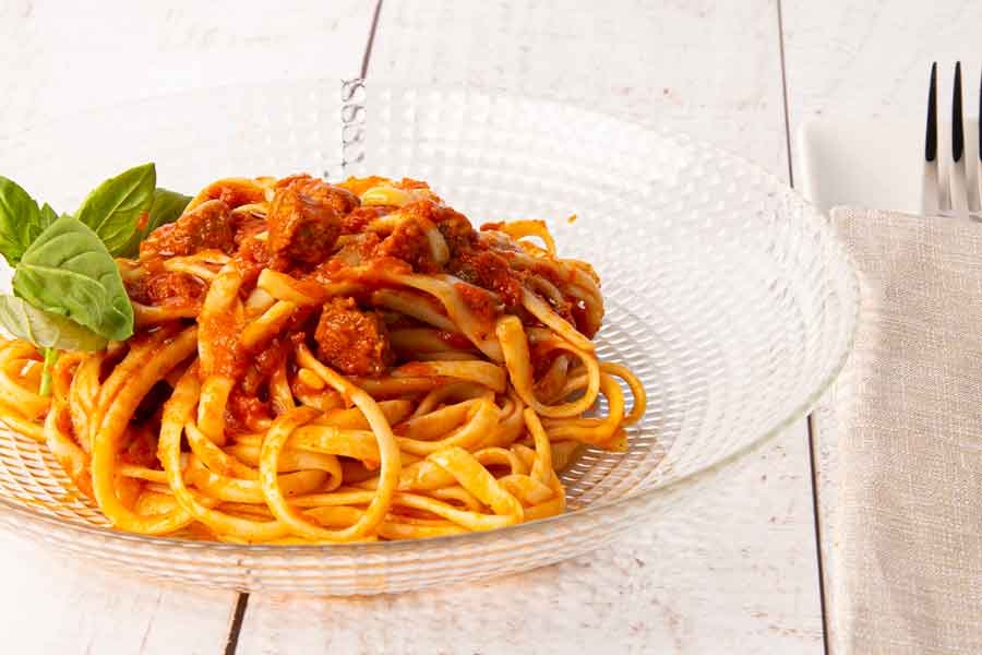 tallarines-con-chorizo-picante-y-tomate-catering